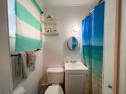 blue waters resort cabin 1 (bathroom)